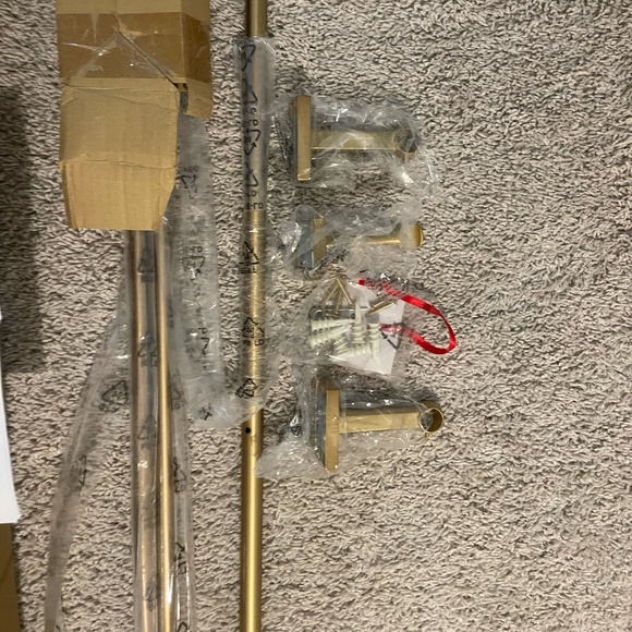 POTTERY BARN STANDARD BRASS CURTAN ROD.  CURTAIN ROD 96-120" AND WALL BRACKETS - Picture 3 of 5